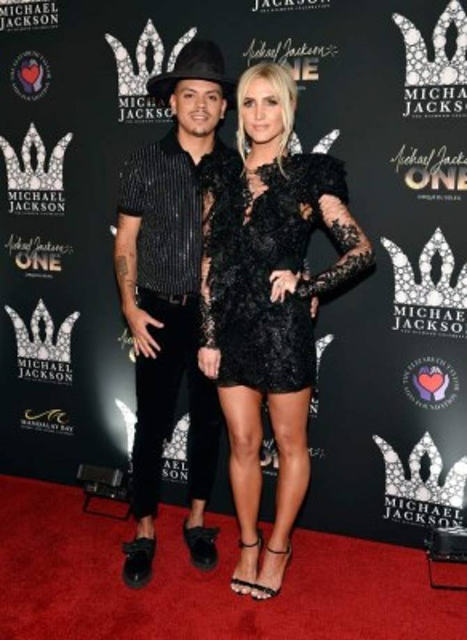 Evan Ross y su esposa Ashlee Simpson.<br/><br/>El hijo de Diana Ross se desvivio en elogios para el colaborador de su madre y amigo cercano.<br/><br/>'Michael Jackson fue una gran inspiración en mi vida y en todas nuestras vidas. Pero lo que él hizo por los seres humanos tiene que ser lo más increíble que he visto. Nunca había visto a alguien preocuparse así por la gente' dijo el joven.