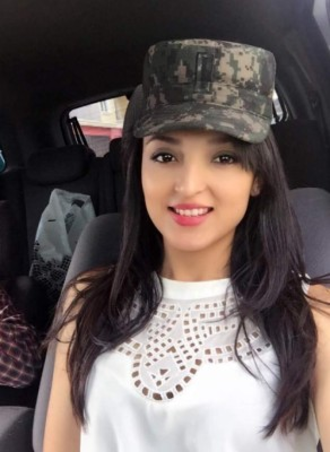 Ella es capaz de cautivar a cualquier hombre con su mirada y su figura, pero también de someter a cualquier delincuente con su profesionalismo.