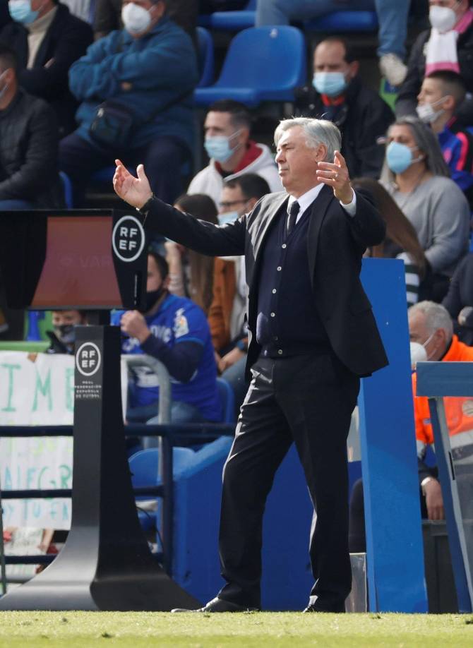 Carlo Ancelotti se vio enfadado en muchos tramos del juego al ver el pobre accionar de sus jugadores.