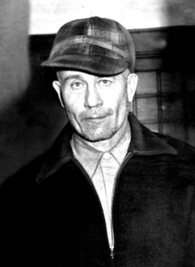 Ed Gein, 'El carnicero de Plainfield' - Fue un sociópata que asesinó a varias mujeres. Además, robaba cuerpos de mujeres recién fallecidas para fabricar objetos como lámparas, tazones o cinturones con diferentes partes de sus cuerpos.