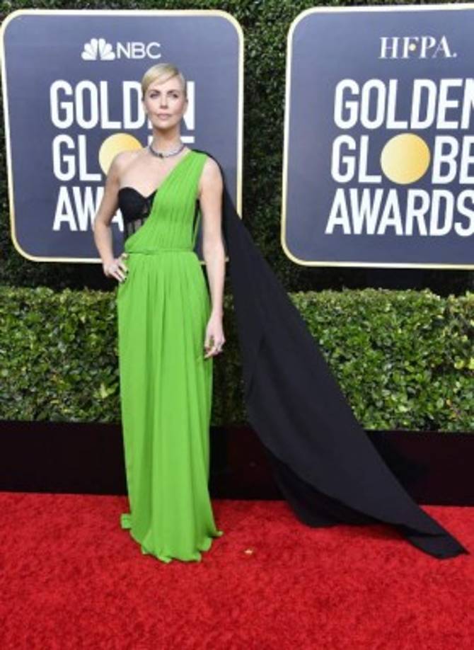 La actriz sudafricana Charlize Theron generó opiniones encontradas con su vestido de Dior con un color verde fluorescente. MIRA: <a href='https://www.laprensa.hn/fotogalerias/farandula/1346532-411/alfombra-roja-de-los-globos-de-oro-2020' style='color:red;text-decoration:underline' target='_blank'>Todos los looks en la alfombra roja de los Globos de Oro 2020</a>