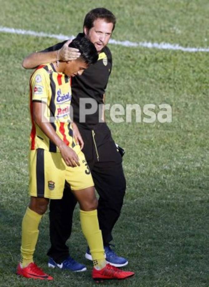 El joven Selvin Guevara siendo consolado por el asistente técnico del Real España, Rafael Cánovas.