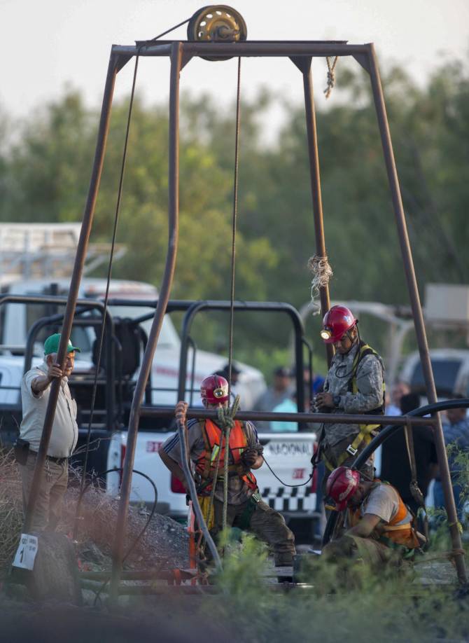 El yacimiento está ubicado a unos 1.130 km al norte de Ciudad de México, en la región carbonífera de Coahuila, principal productora de este mineral en el país. Los parientes de los trabajadores están esperanzados en que éstos se encuentren a salvo de la inundación