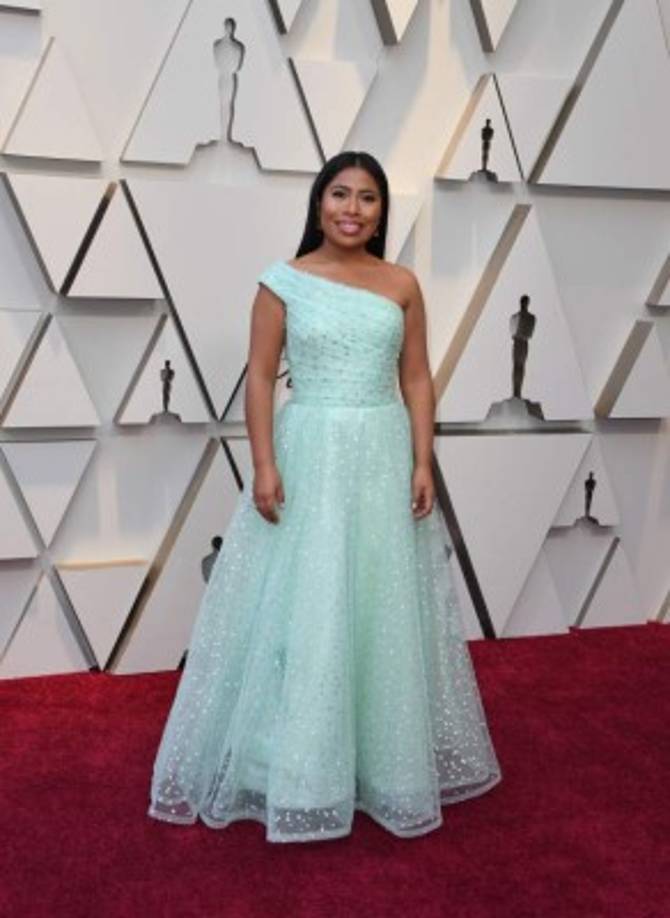 Yalitza acaparó las cámaras a su llegada, lució un vestido de tul en color menta.