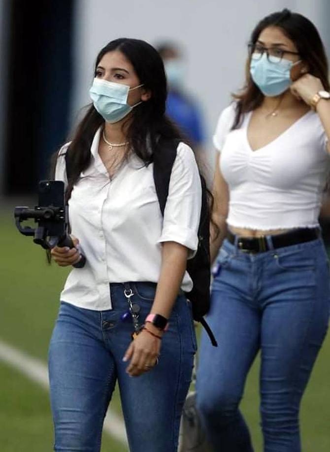 Estas guapas comunicadores llegando al estadio Morazán para el clásico sampedrano.