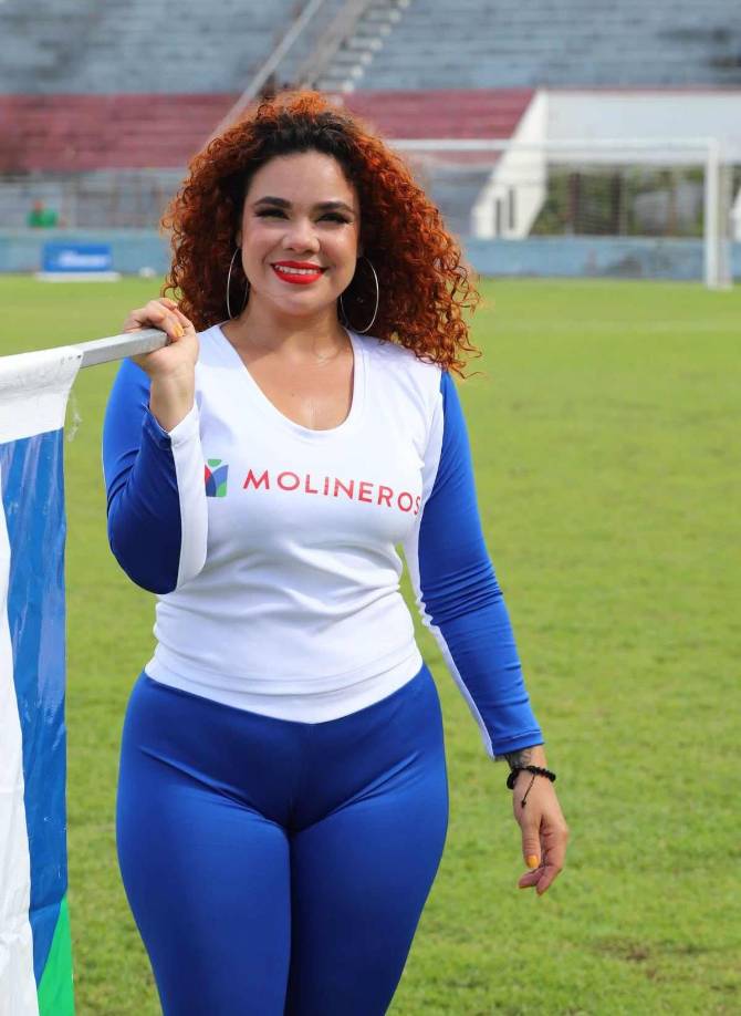 Otra linda edecán que robó miradas en la cancha del estadio Ceibeño antes del partido Victoria-Marathón.