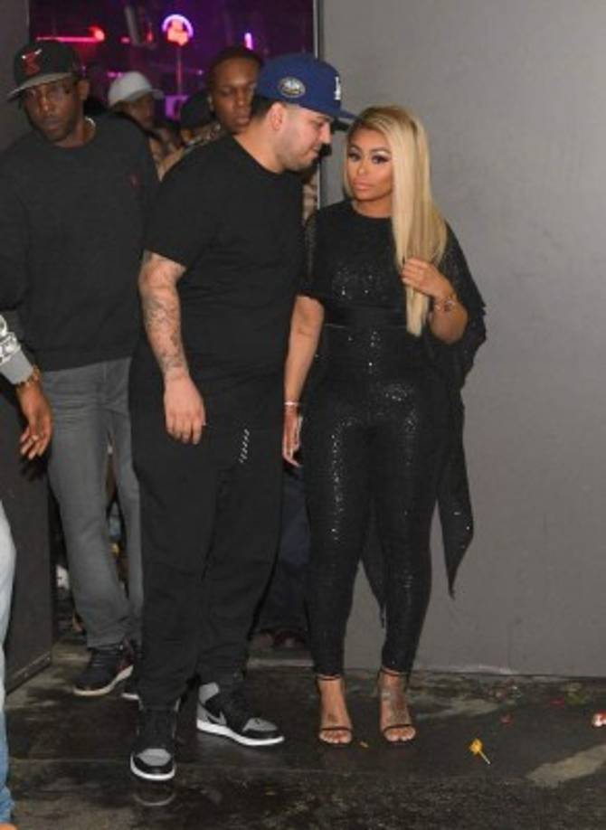 De acuerdo con E! Online, la pareja está sumamente entusiasmada con el enlace, y ella ya evalúa opciones para el vestido (o vestidos) que usará durante su gran día.