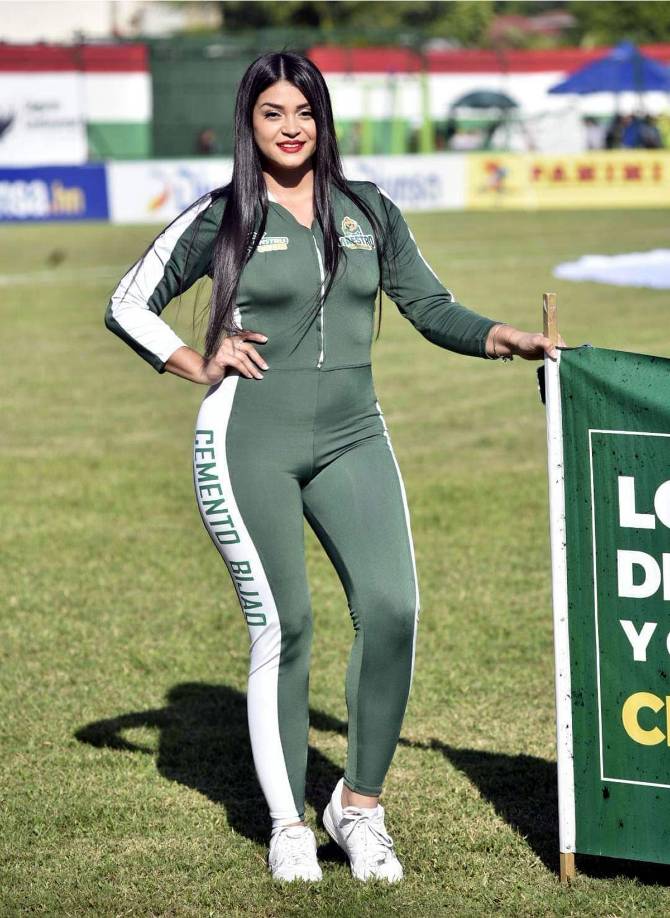 Guapas edecanes también robaron miradas en el estadio Yankel Rosenthal.