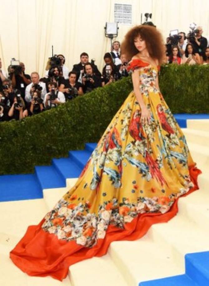 En 2017 Zendaya cautivó en un colorido vestido de Dolce & Gabbana.