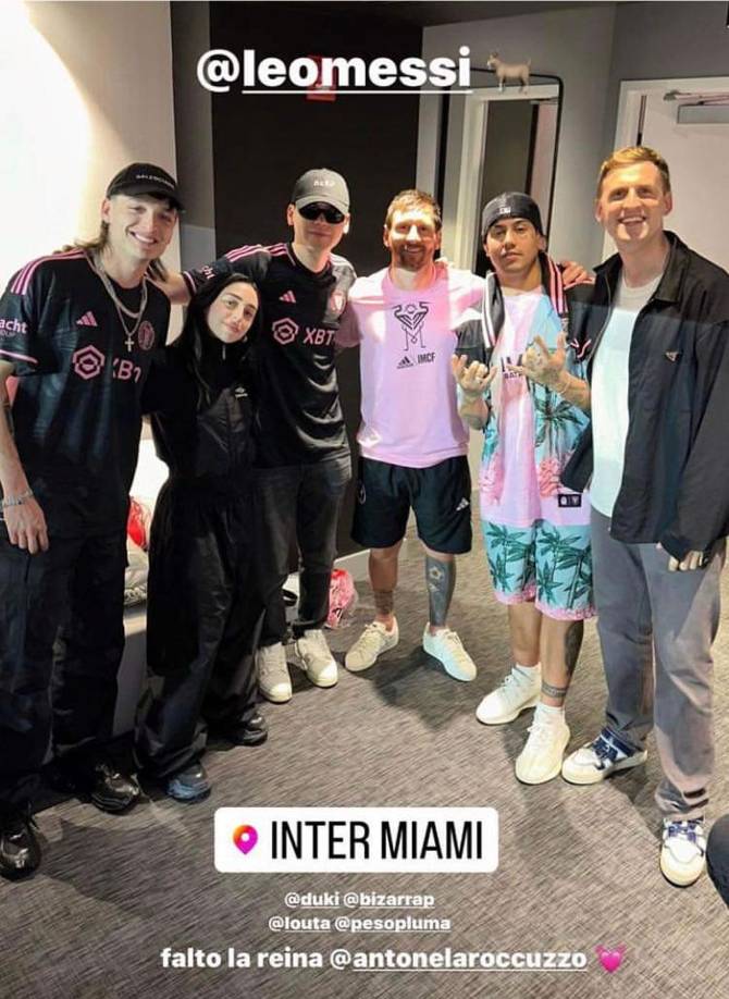 Messi posó junto a los artistas Peso Pluma, Nicki Nicole, Bizarrap y Duki.