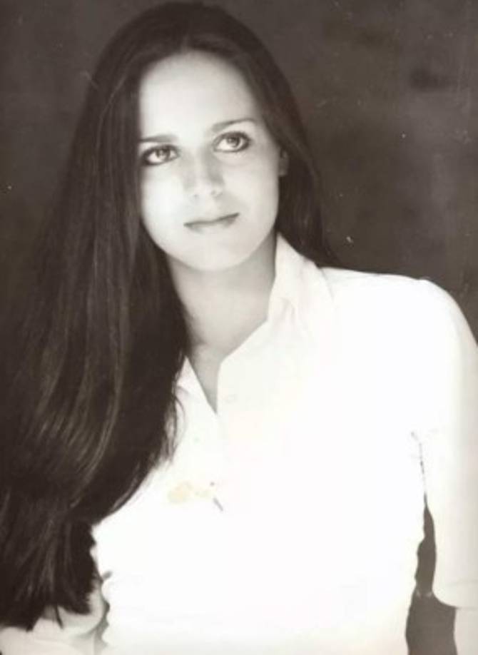 Sin duda era indiscutible la belleza de la actriz en aquel entonces. Luego de participar en varias obras teatrales y de varios casting para cine, logra incursionar en el cine mexicano de la época debutando como actriz en la película Como México no hay dos en 1981.