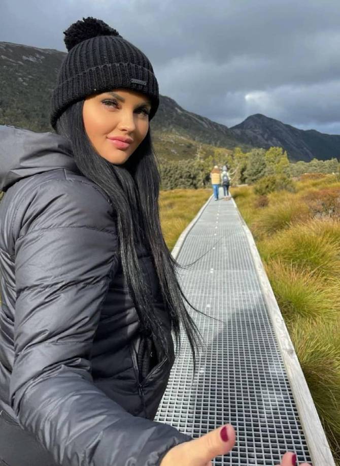 Ahora, en una entrevista concedida al medio inglés ‘The Sun’, la expiloto se ha sincerado sobre cómo es su vida, su fuente de ingresos, y cómo está cumpliendo un sueño.