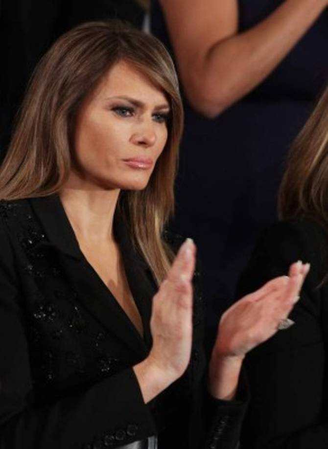 El color negro por el que optó Melania contrastó con el traje blanco que llevaron las congresistas demócratas, que imitaron el estilo de la excandidata presidencial, Hillary Clinton.