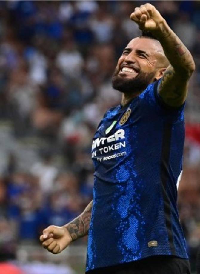 Arturo Vidal ha sido incluido durante mucho tiempo entre los posibles jugadores del Inter de Milán transferibles, pero ahora es seguro que continuará la próxima temporada con el club 'neroazurri': “Tenía muchas ganas de volver a vestir la camiseta del Inter“, dijo a TNT Sport. <br/><br/>“El año pasado tuve algunos problemas que me impidieron rendir a mi nivel pero este año intentaré hacerlo diferente y ayudar al equipo dando lo mejor de mí“, dijo el chileno. “No sé por qué la prensa ha insistido tanto en mi salida. Siempre supe que me quedaría aquí. Ahora estoy trabajando bien, preparándome de la mejor manera posible para ayudar a mis compañeros“.