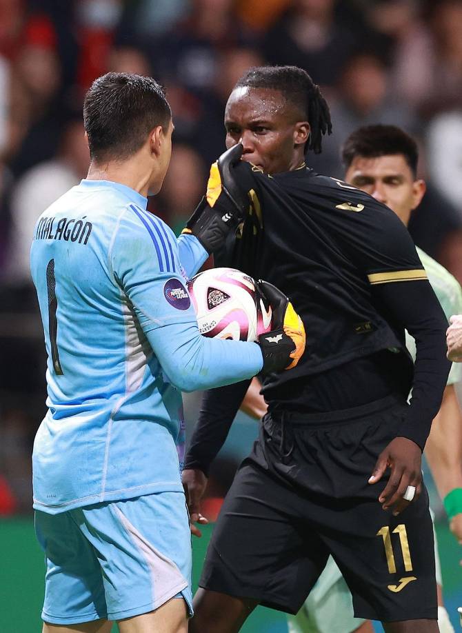 Luis Malagón agarró de la camiseta a Rubilio Castillo y le lanzó un puñetazo. Todo lo vio el árbitro, pero ni él ni el VAR decidieron actuar y expulsarlo. Lo perdonaron.