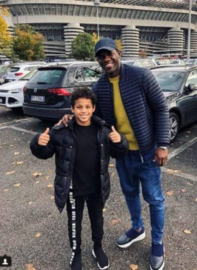 David Suazo siempre que puede llega al estadio Giuseppe Meazza para ver los partidos del Inter, uno de sus exclubes. Aquí con uno de sus hijos.