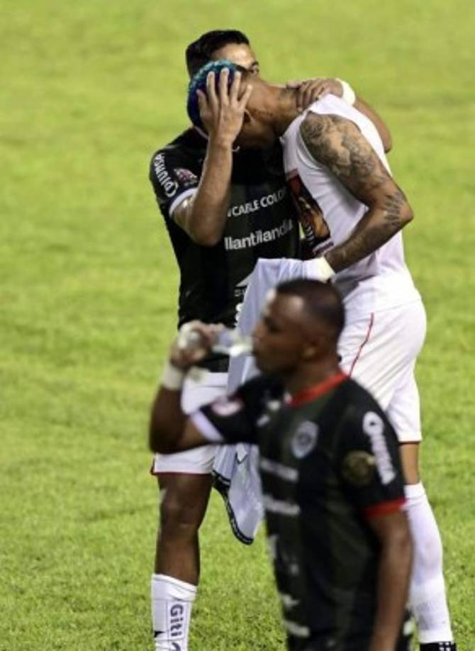 Los jugadores del Marathón felicitaron a Kervin Arriaga por su gol.