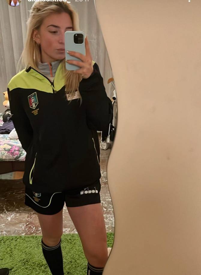 “Están compartiendo mis vídeos privados, contenidos que yo no he compartido y algunos de ellos grabados sin mi consentimiento. Me enteré de estos vídeos gracias a unos chicos”, comenzó relatando la bella árbitro.