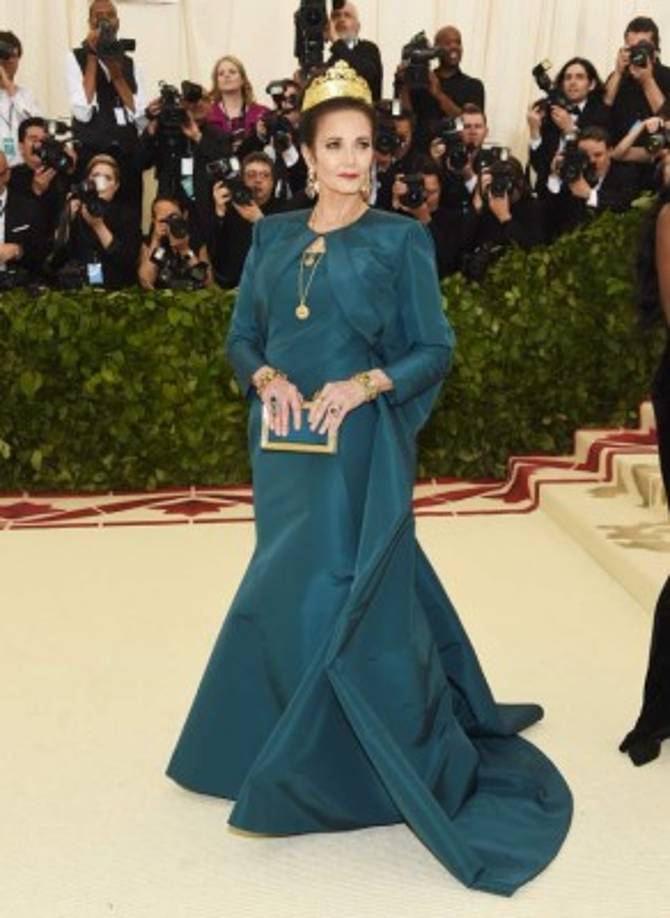 Lynda Carter, protagonista de la inolvidable serie 'Mujer Maravilla', arribó con un traje azul y una tiara en la cabeza.