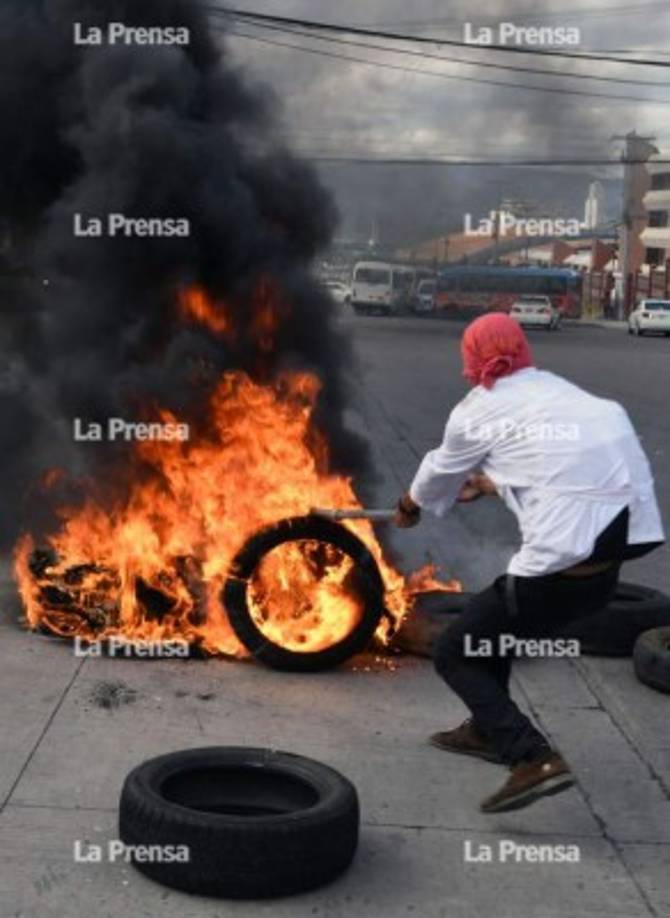 Los jóvenes repelieron el ataque de los agentes con piedras y palos.