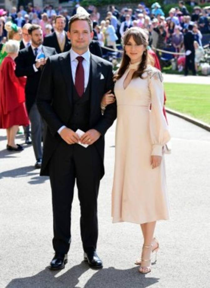 El amigo de Meghan Markle, Patrick J. Adams, su compañero de actuación en la serie 'Suits' y su esposa Troian Bellisario arriban a la boda real.