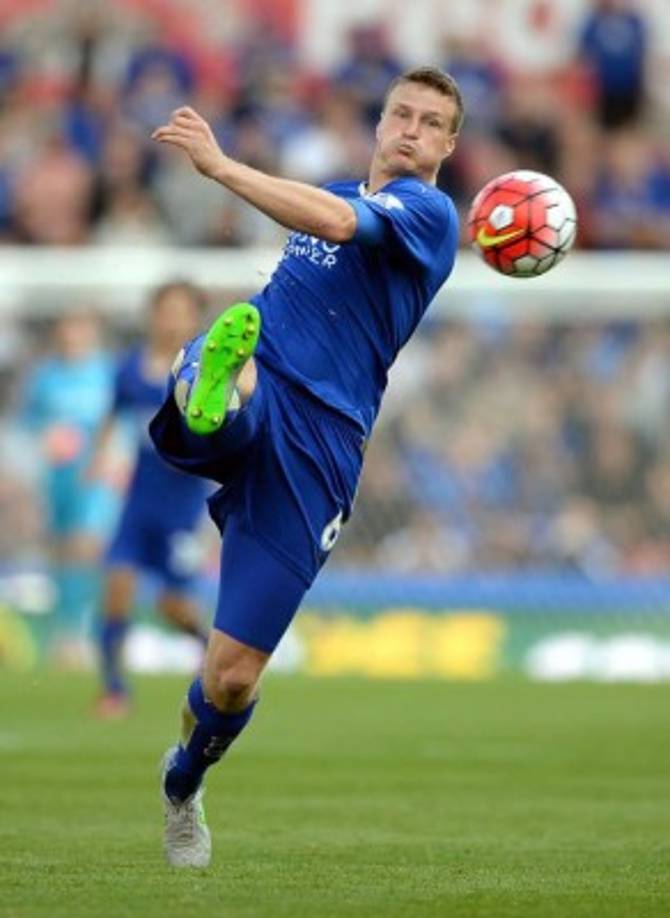 Robert Huth (Alemania, 31 años). El gigantón del Stoke City llegó la pasada temporada por 4 millones de euros para reforzar la zaga del Leicester. Con más de diez temporadas jugando de manera regular en la Premier, su veteranía han sido el complemento perfecto para Wes Morgan en el centro de la zaga. Otro arma considerable en las acciones de estrategia.