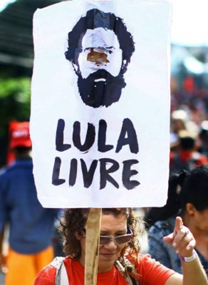 En Brasil los siete mayores centrales sindicales comenzaron a concentrarse en Curitiba con motivo del Primero de Mayo para pedir la libertad del expresidente Luiz Inácio Lula da Silva, preso desde el 7 de abril en esa ciudad para cumplir una pena por corrupción.
