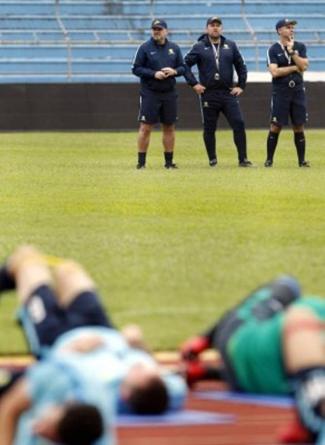 Según algunos miembros de la prensa australiana, el entrenador del cuadro oceánico no estuvo satisfecho con el estado de la cancha puesto que las lluvias le han afectado.