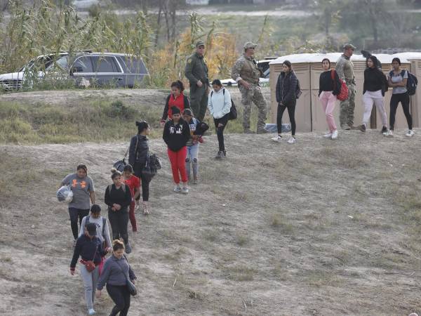 Migrantes cruzando la frontera de Estados Unidos.