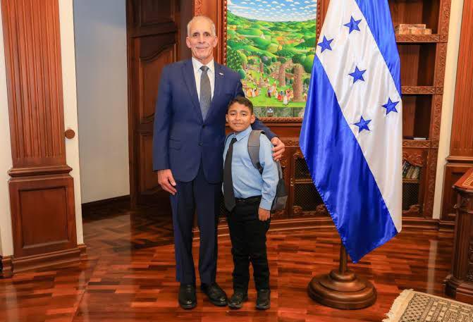 André Enoc, el niño hondureño parte rumbo al Kennedy Space Center de la NASA