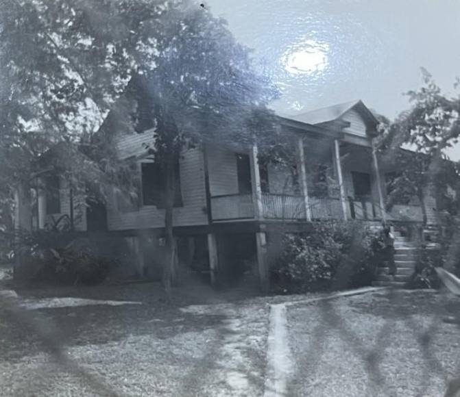La casa de la señora María Gastel, viuda de Bonilla, ubicada en la segunda calle, era una de las más elogiadas. Fue construida por Salomón Cuadra entre 1925-1926 con un estilo colonial.