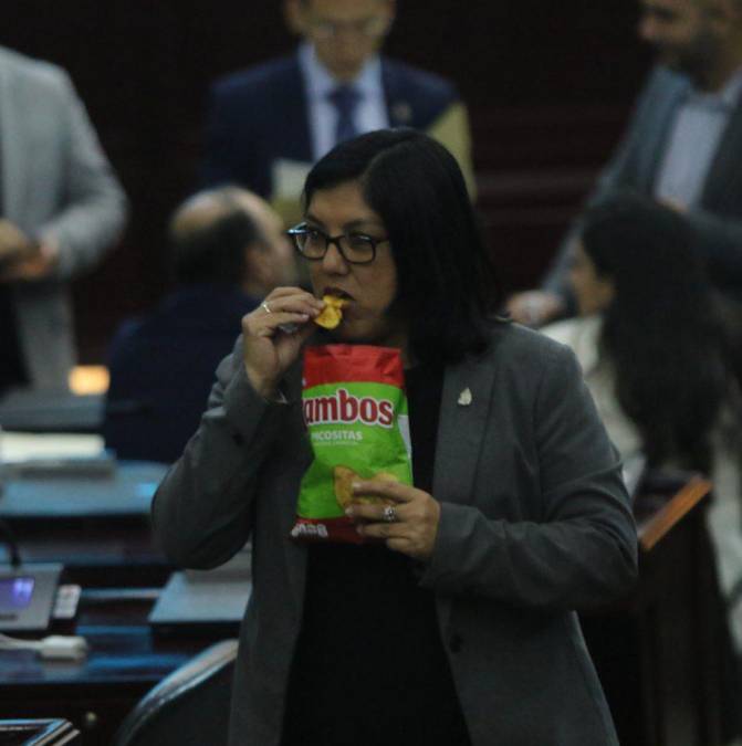 La diputada de Libre Silvia Ayala come de uno de los churros que proporcionaron a los congresistas mientras terminaba la sesión.
