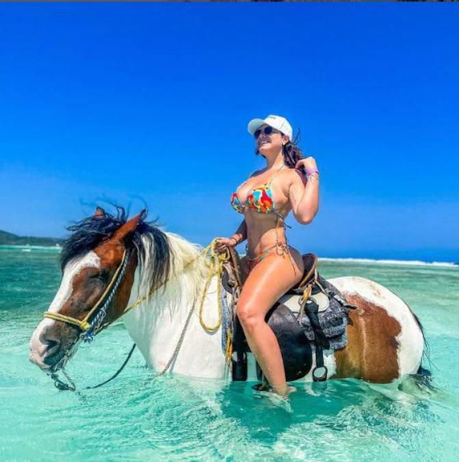 Linda Cruz posando junto a un hermoso caballo en una de las playas de Roatán.