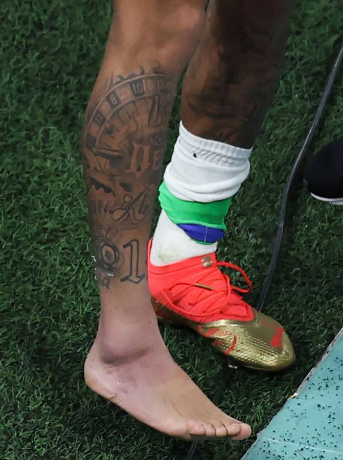 Neymar mostró como quedó su tobillo derecho tras una dura entrada.