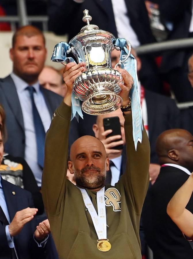 Pep Guardiola levantando el trofeo de la FA Cup.