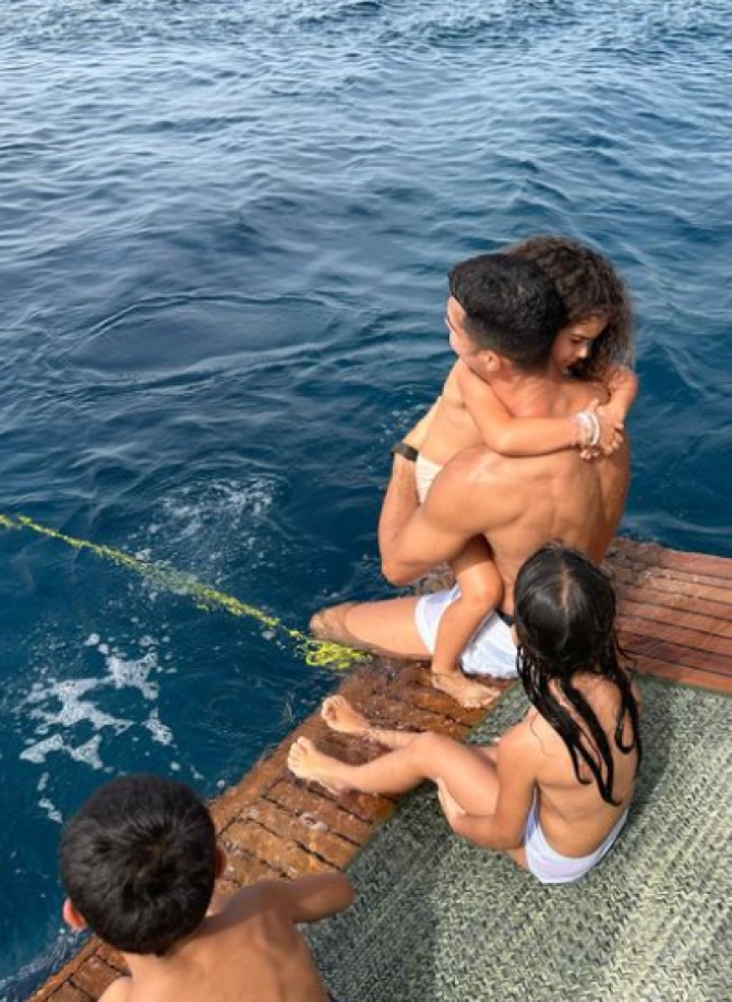 Cabe mencionar que la pareja está acompañada de sus hijos, un momento especial para Cristiano Ronaldo antes del inicio de temporada.