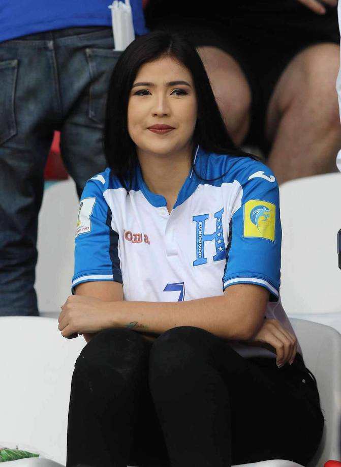 Otra hermosa fanatica catracha que enamoró en las gradas del estadio capitalino.