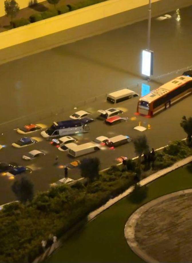 Por todo ello, desde Dubai Airports activaron los equipos de respuesta para trabajar estrechamente con aerolíneas y otros socios de servicios con el objetivo de “restablecer las operaciones normales lo antes posible y minimizar las molestias” a los pasajeros.