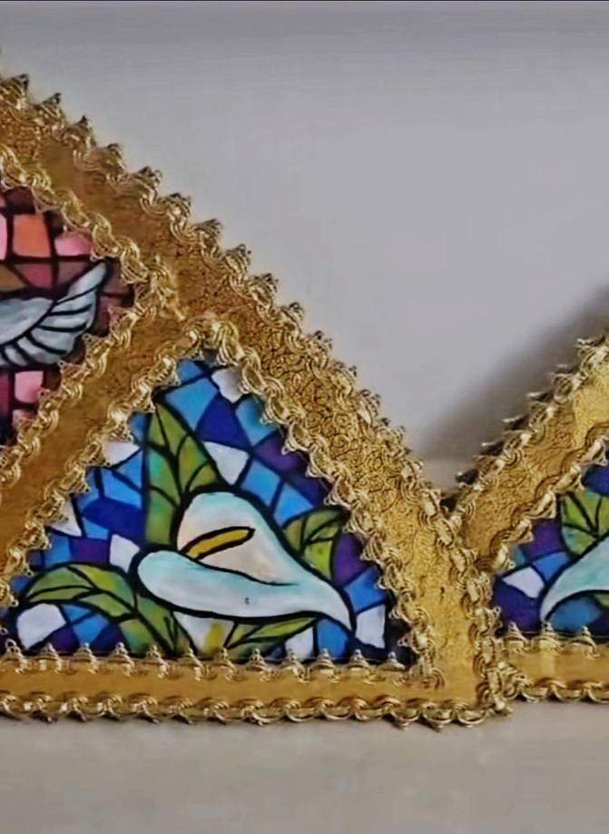 Su vestimenta nacional reflejará el catolicismo catracho, portando detalles inspirados en las vidrieras de la catedral de Tegucigalpa, donde se encuentra la “La Santa Patrona de Honduras”. 