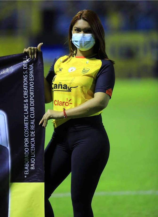 Las edecanes también fueron sensación en el estadio Morazán.