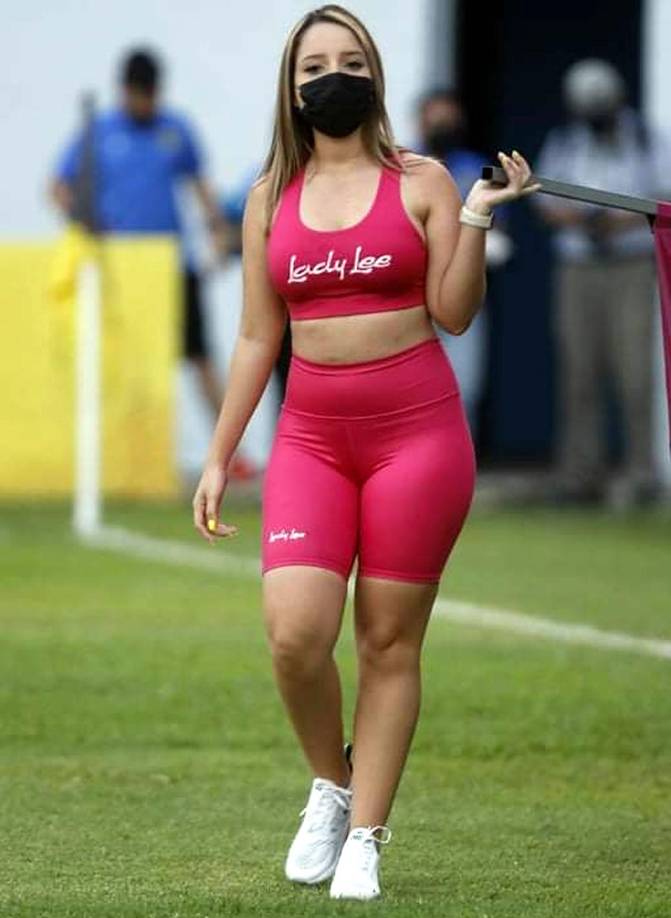 Otra de las chicas con vestimenta rosa en el campo del estadio Morazán.