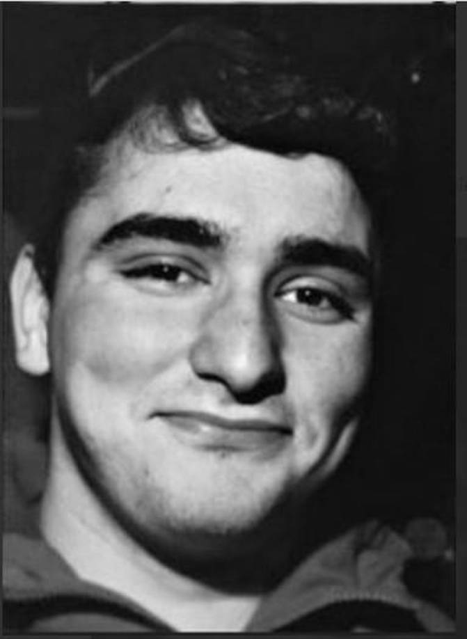 Ciro Pertossi, de 22 años, hermano de Luciano y primo de Lucas Pertossi, estudiaba Arquitectura. Los videos de la escena del crimen muestran que se lamió los dedos presumiblemente para limpiarse la sangre de Báez Sosa. Después del ataque, escribió en el grupo de WhatsApp: “Chicos, no se cuenta nada de esto a nadie”.