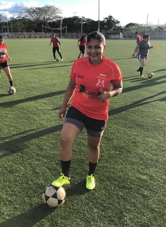 Rosmery primero fue arrollada por un carro y luego un segundo no se dio cuenta que estaba en el suelo.