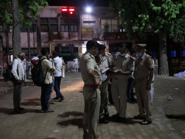 Los agentes de policía hacen trámites para la identificación de las víctimas de una estampida en un hospital de Hathras, Uttar Pradesh, India, 02 de julio de 2024.