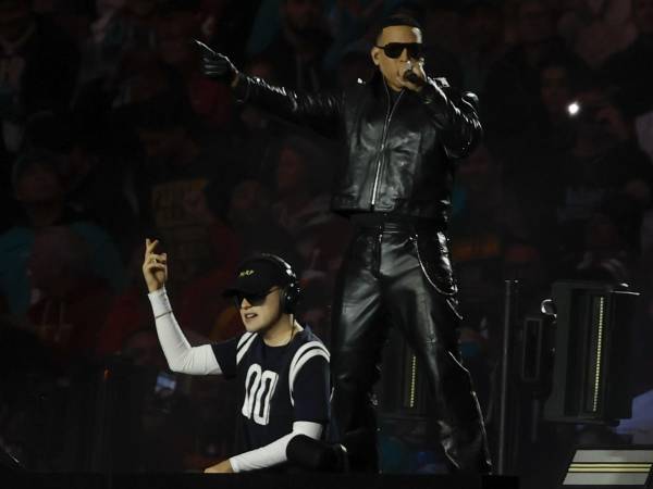 Vista de la actuación de Bizarrap y Daddy Yankee, durante el partido de liga regular de la Liga de Fútbol Americano (NFL), que este domingo disputan los equipos Miami Dolphins y Washington Commanders, este domingo en el Estadio Santiago Bernabéu. EFE/JuanJo Martín