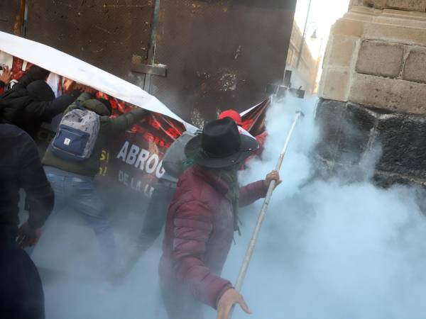 Integrantes de la Coordinadora Nacional de Trabajadores de la Educación (CNTE), se manifiestan este jueves al exterior del Palacio Nacional de la Ciudad de México (México).