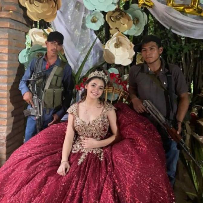 La jovencita, con su colorido vestido, sonrie con música de corridos de fondo sin temor alguno por la presencia de los hombres armados.