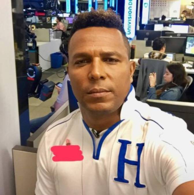 Carlos Pavón no se olvida de Honduras y llega a Univisión con la camiseta de la selección hondureña.