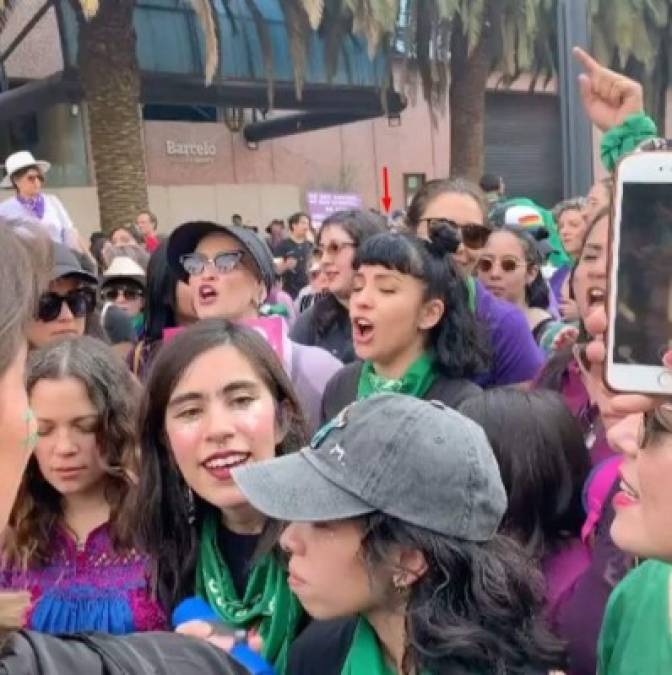 La cantante chilena MonLaferte también estuvo apoyando a sus colegas en la multitudinaria marcha en Ciudad de México.