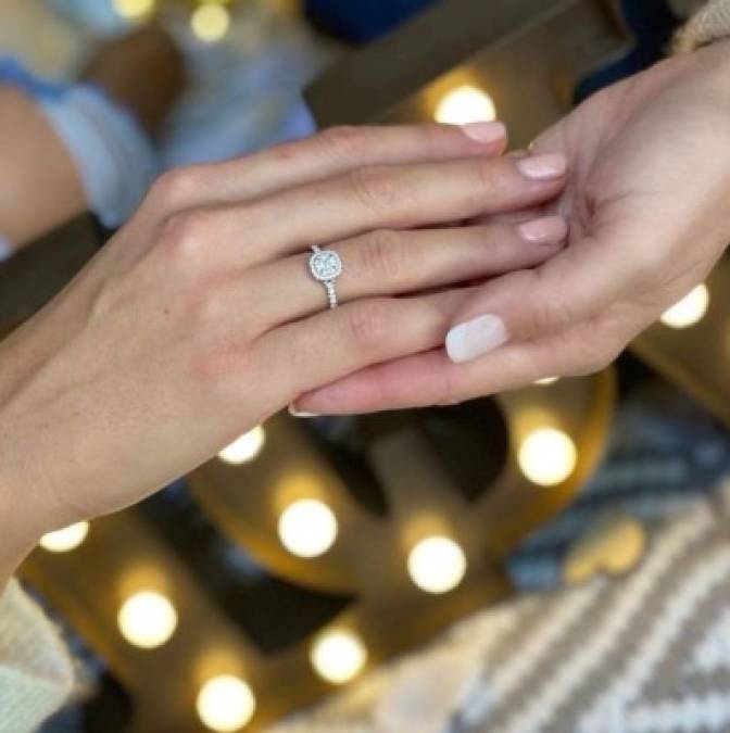 Oliver entregó a la modelo y fotógrafa eslovaca un anillo Tiffany tipo Soleste en corte de cojín con argolla de diamantes en platino.<br/>